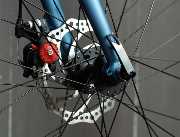 ¿Cuándo cambiar los discos y pastillas de freno de una bicicleta?
